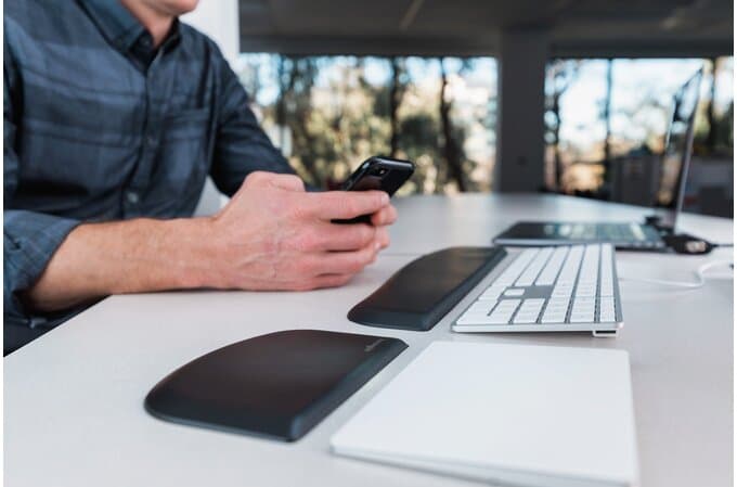 Suport ergonomic Kensington ErgoSoft, pentru incheietura mainii, pentru tastatura slim, negru